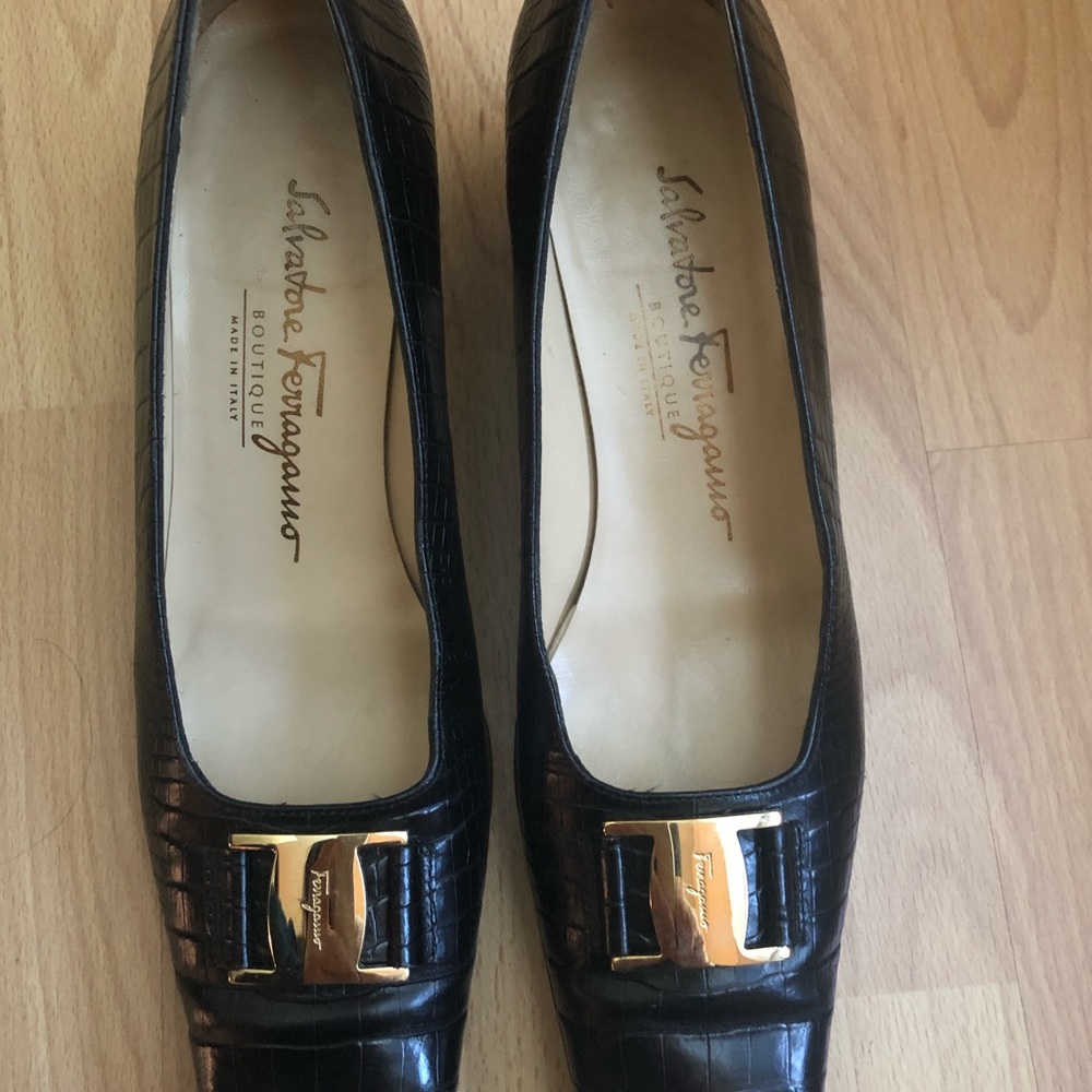 Heel shoes.